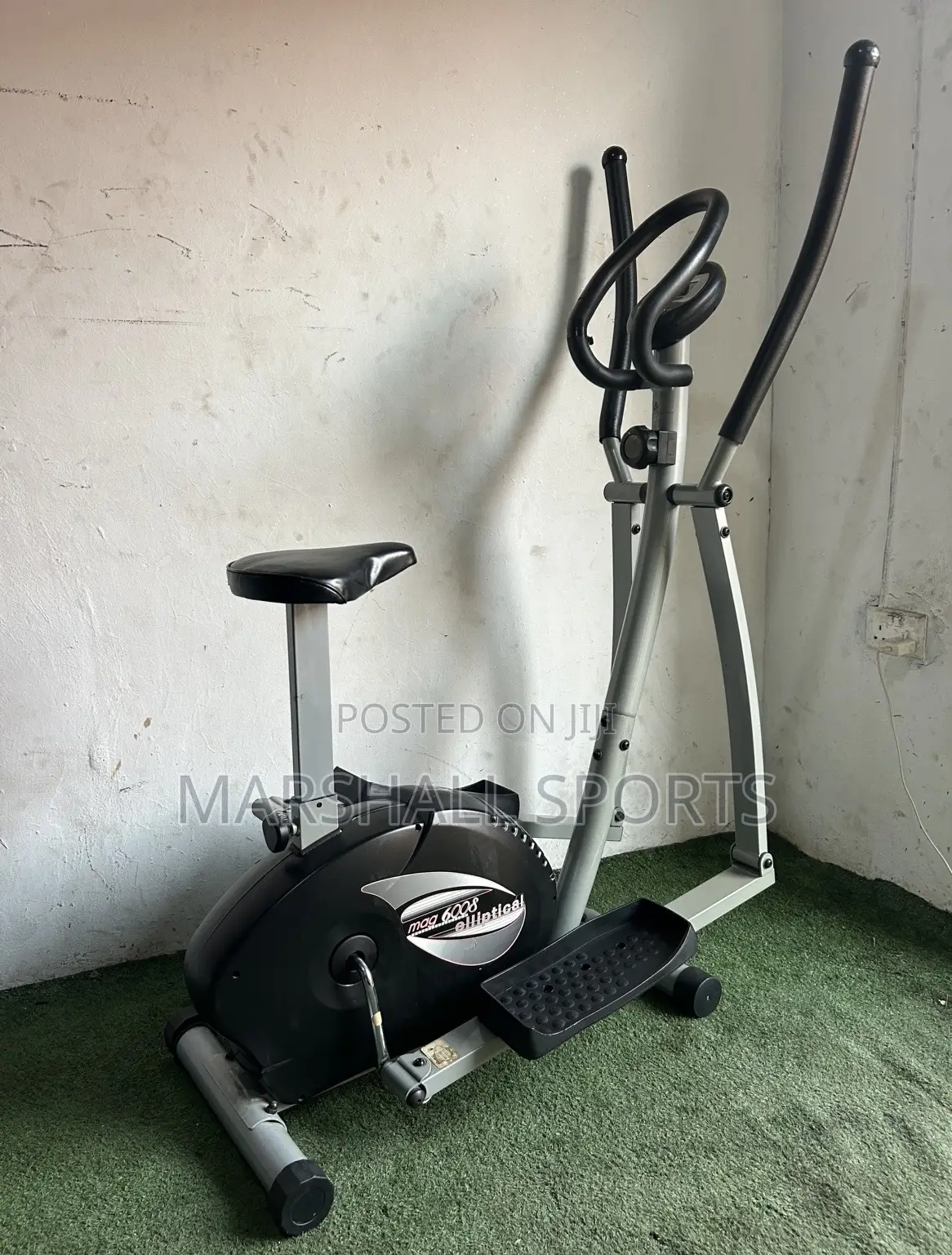 Cross Trainer With Seat