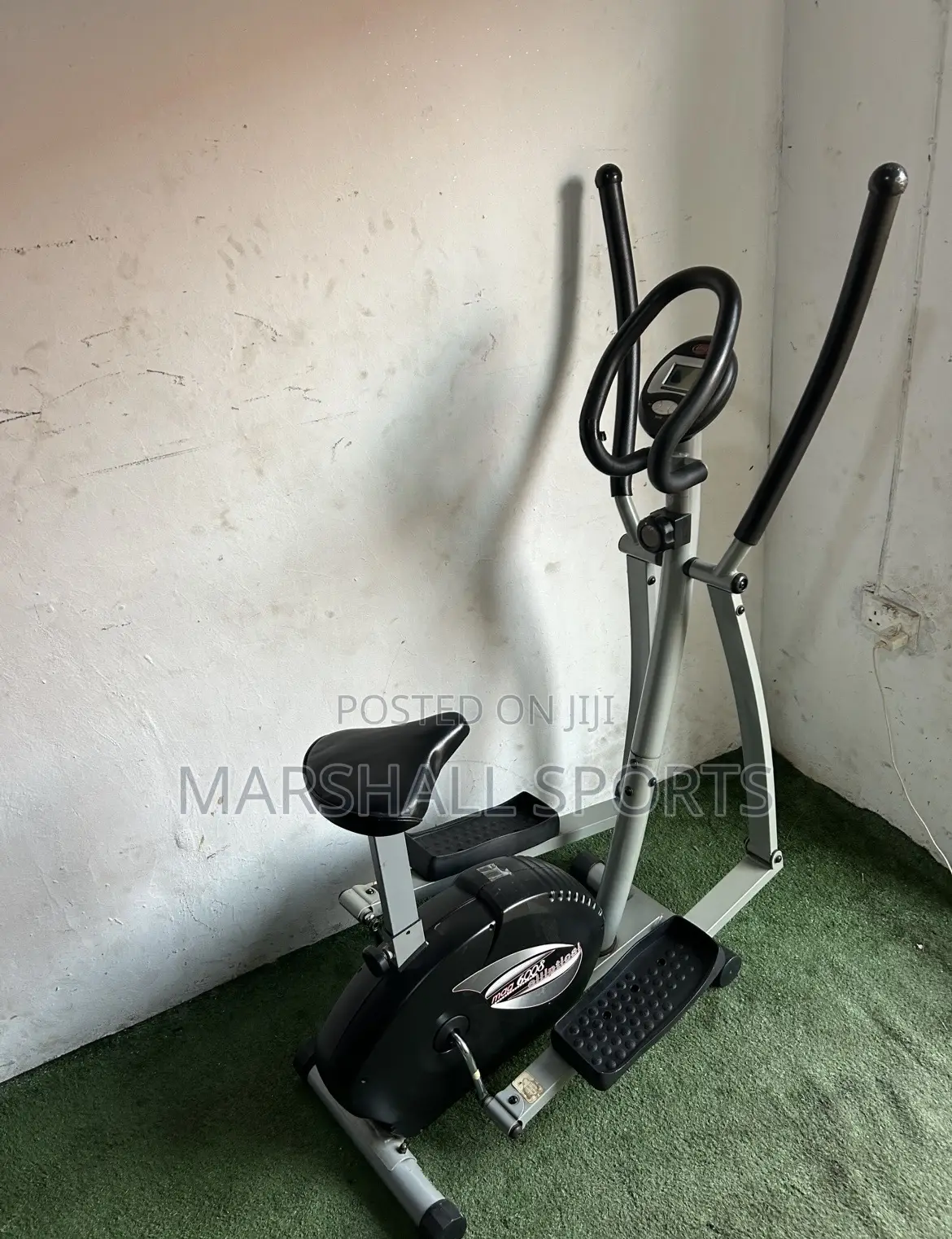 Cross Trainer With Seat
