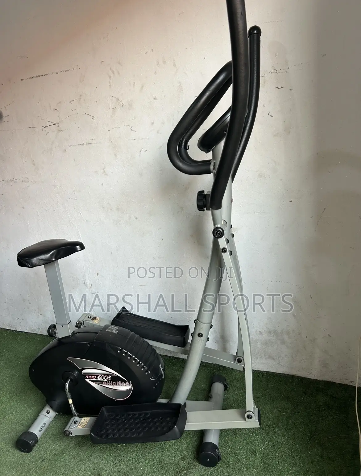 Cross Trainer With Seat
