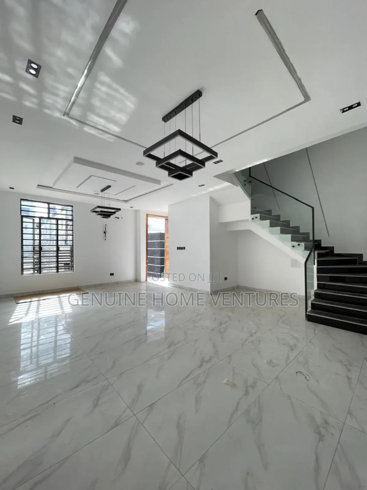 4bdrm Duplex in Chevron for sale