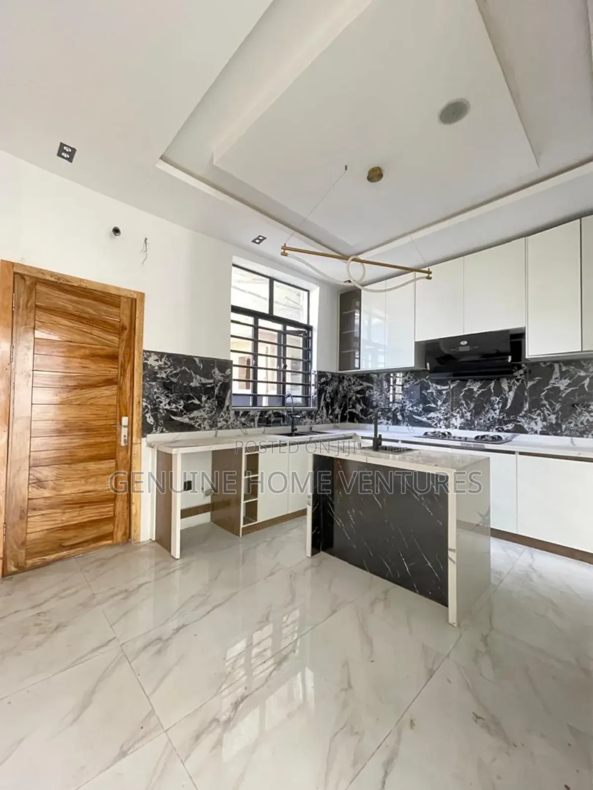 4bdrm Duplex in Chevron for sale
