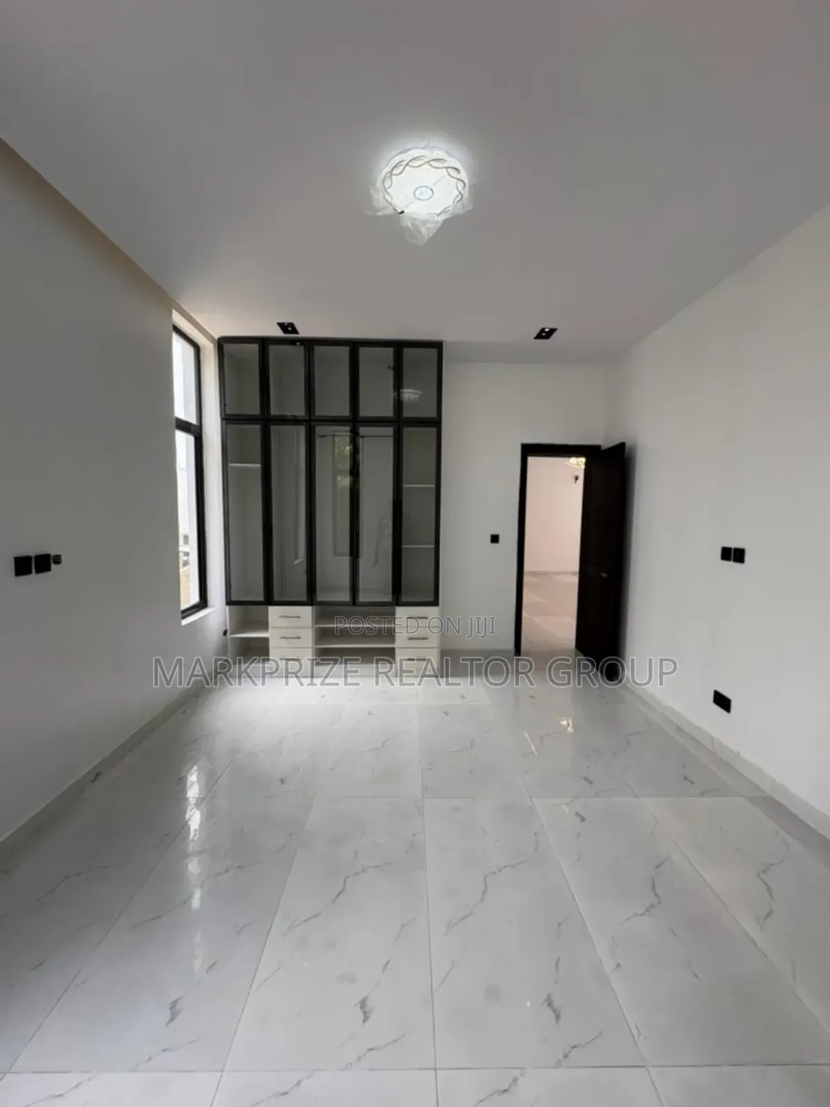 Furnished 5bdrm Duplex in Chevron for sale