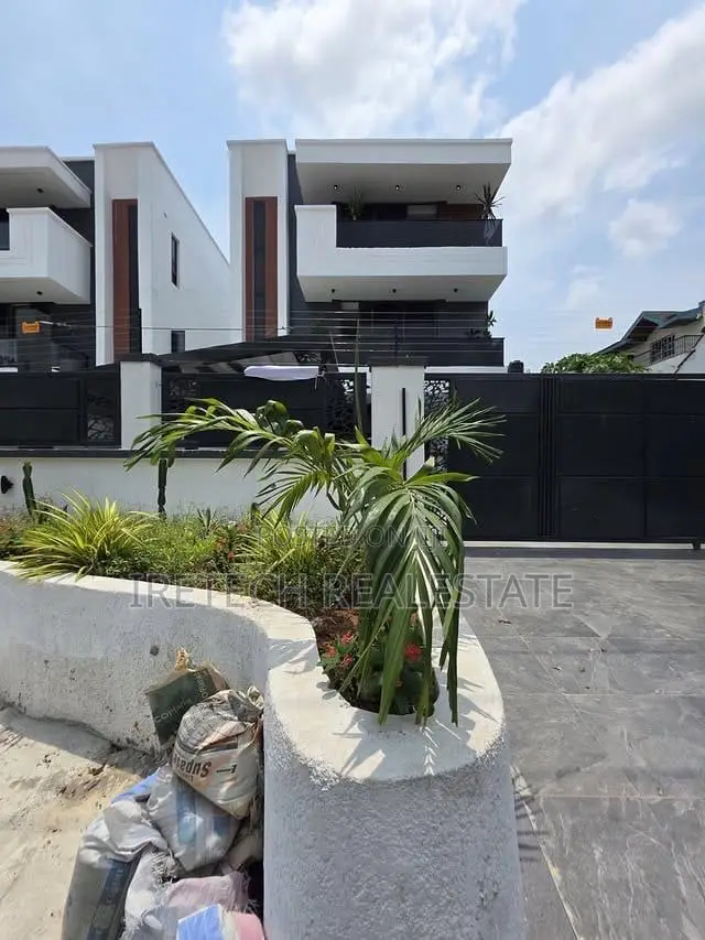 5bdrm Duplex in Secured Estate Lekki for sale