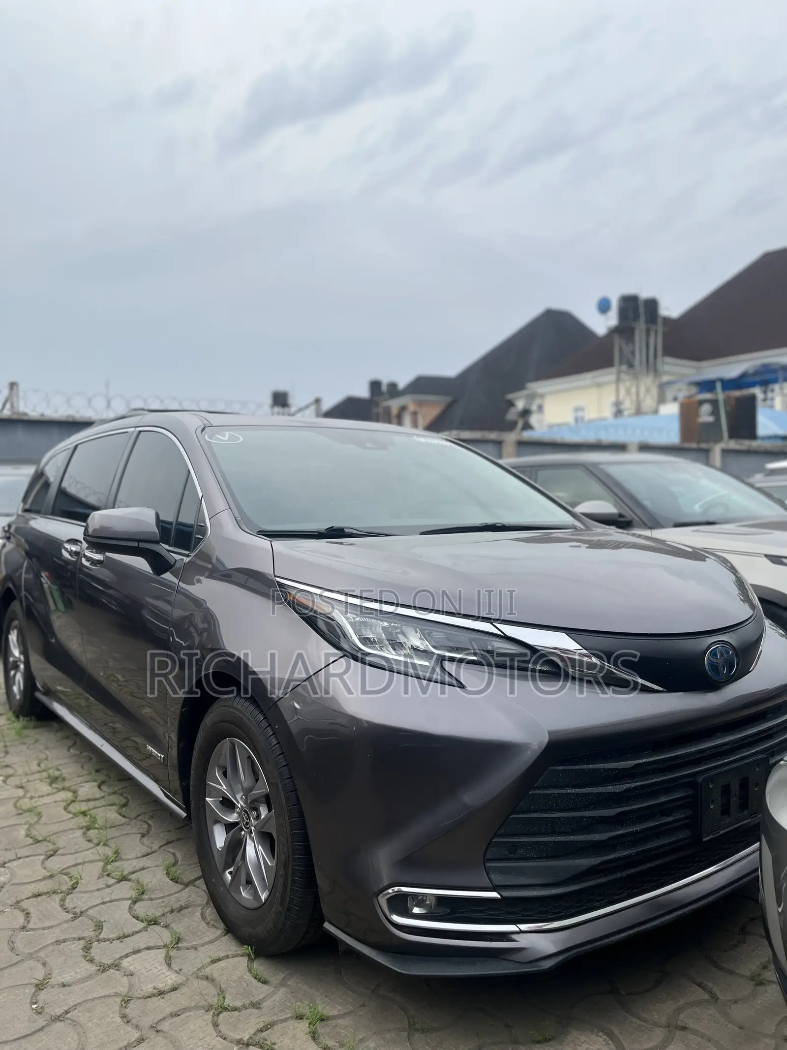 Toyota Sienna XLE 8-Passenger 2021 Gray
