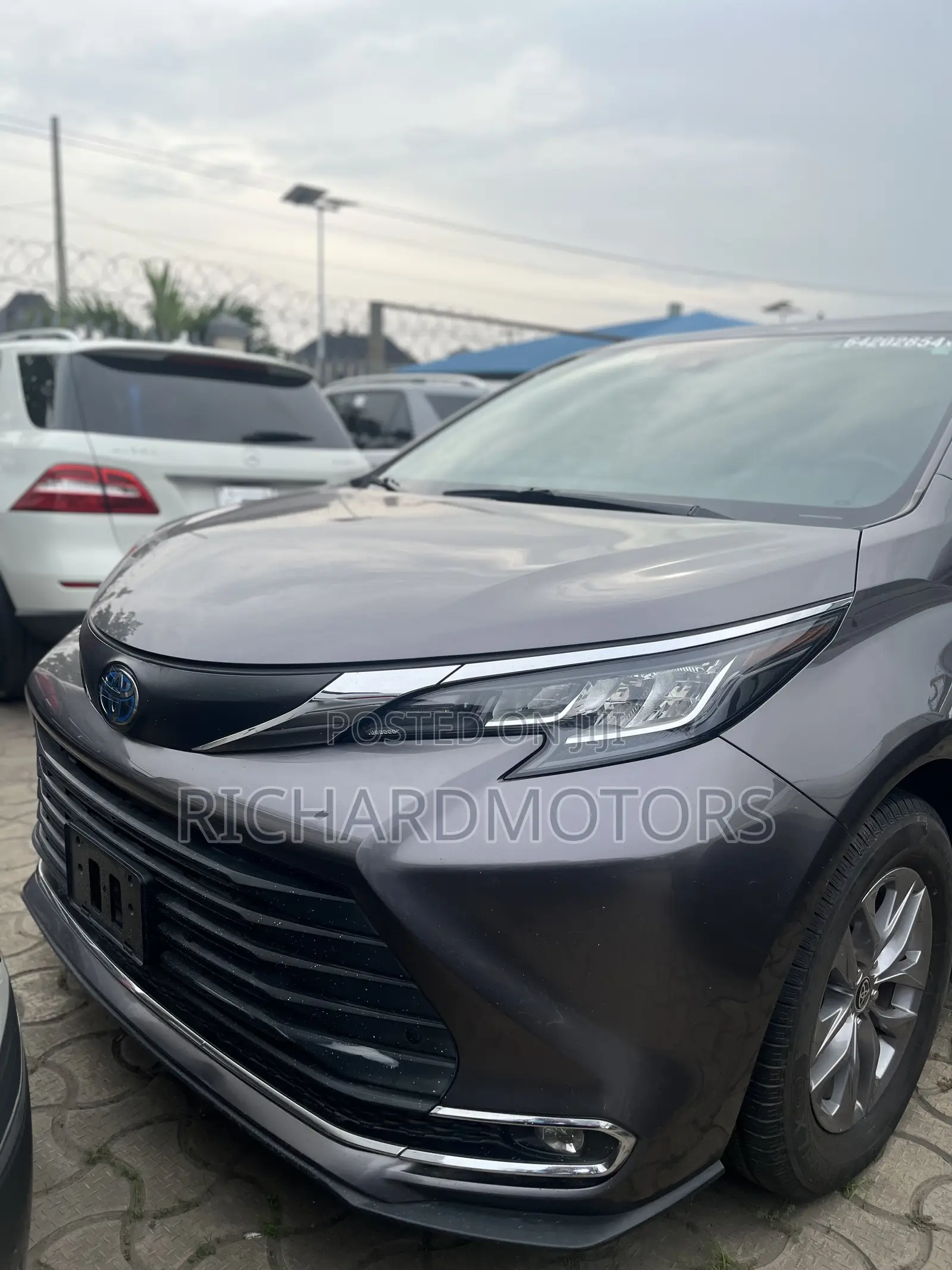 Toyota Sienna XLE 8-Passenger 2021 Gray
