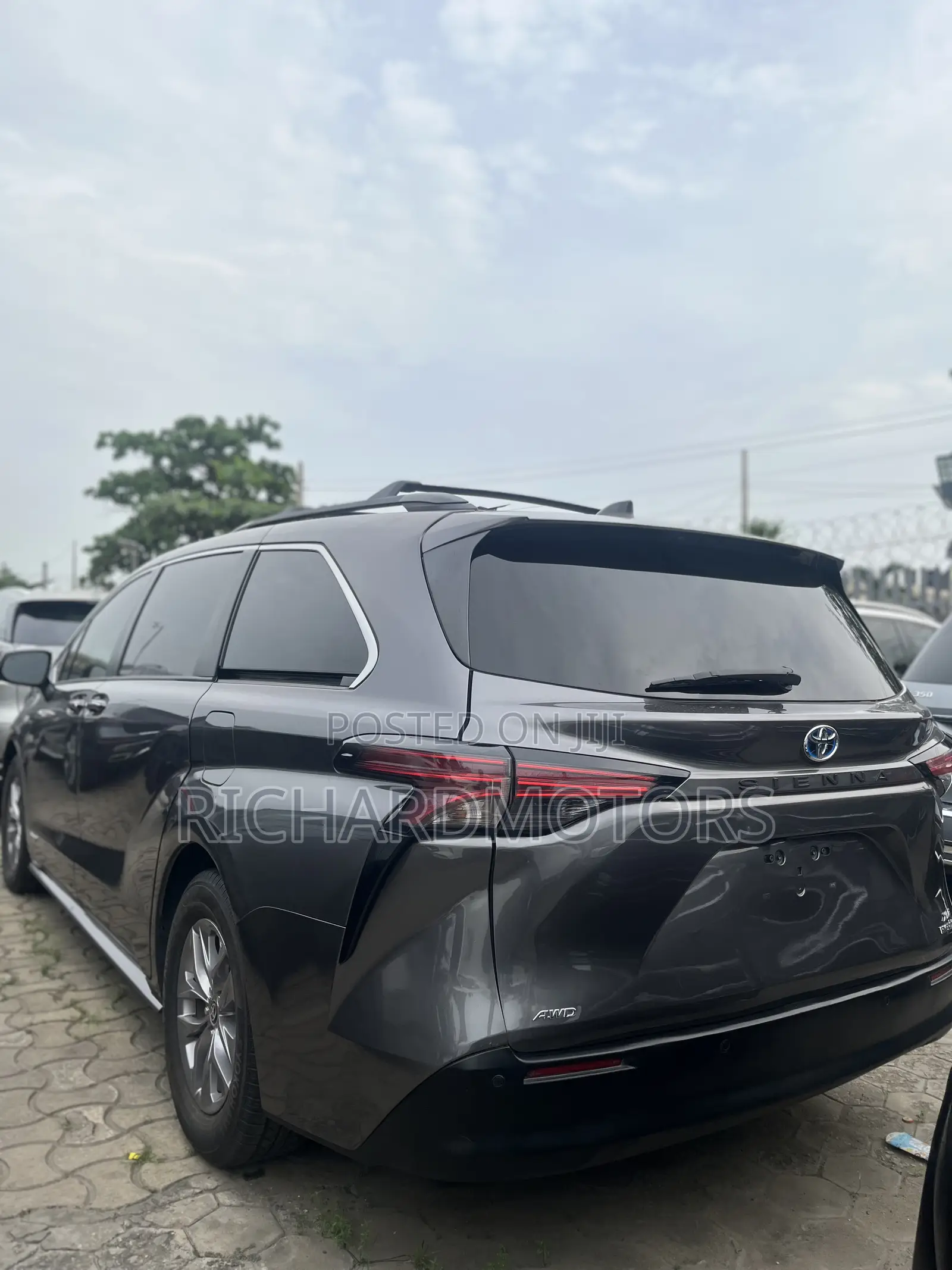 Toyota Sienna XLE 8-Passenger 2021 Gray