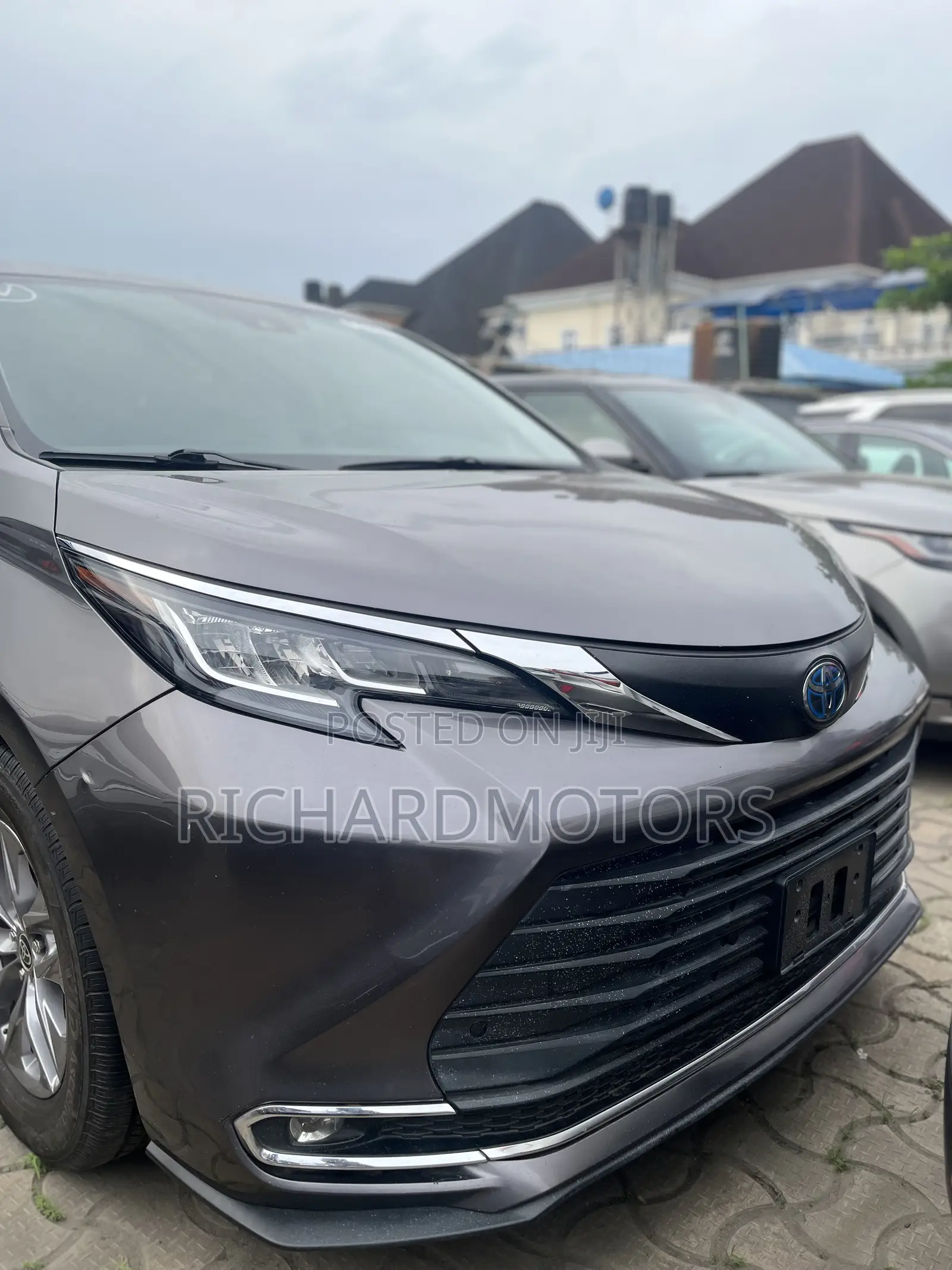 Toyota Sienna XLE 8-Passenger 2021 Gray