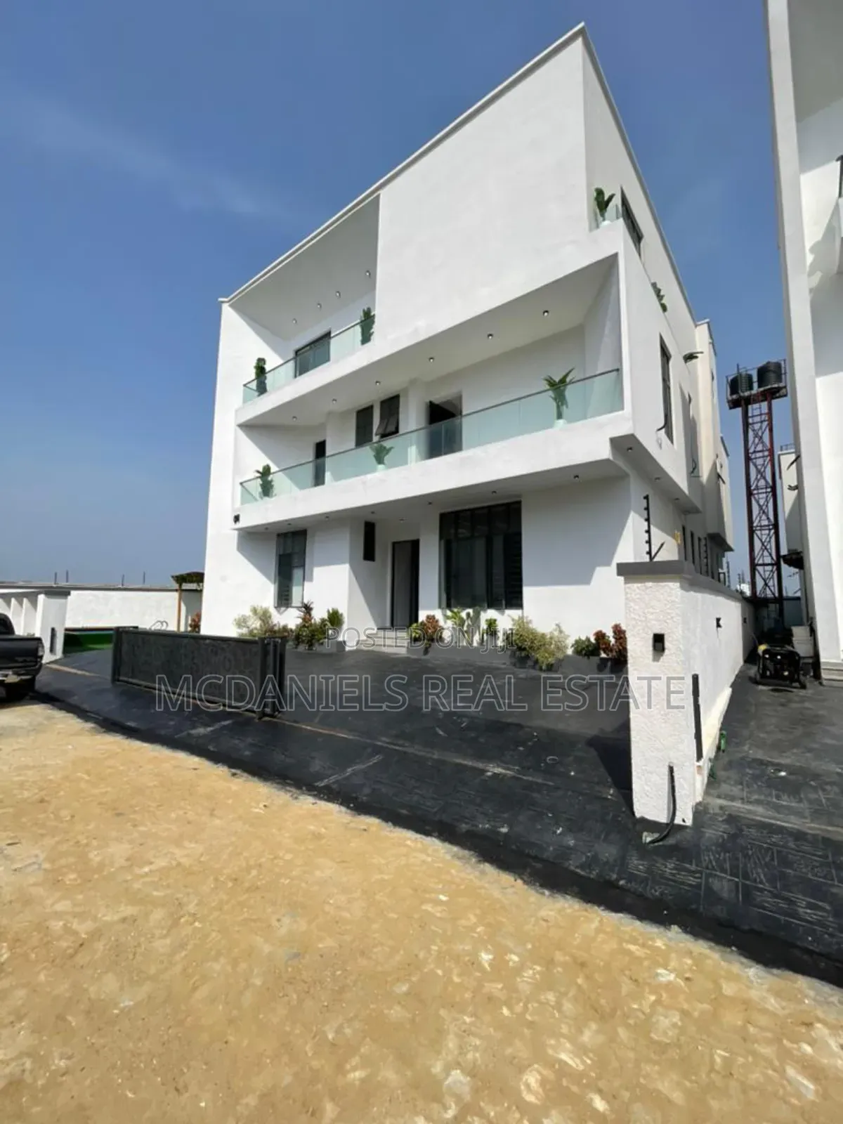 5bdrm Duplex in Chevron for sale