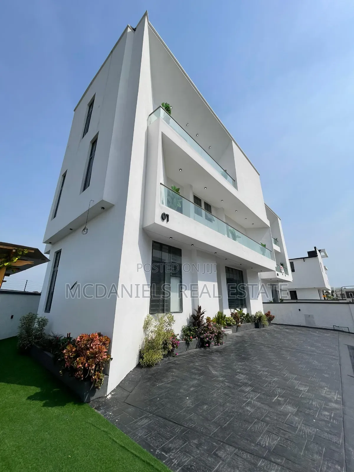5bdrm Duplex in Chevron for sale