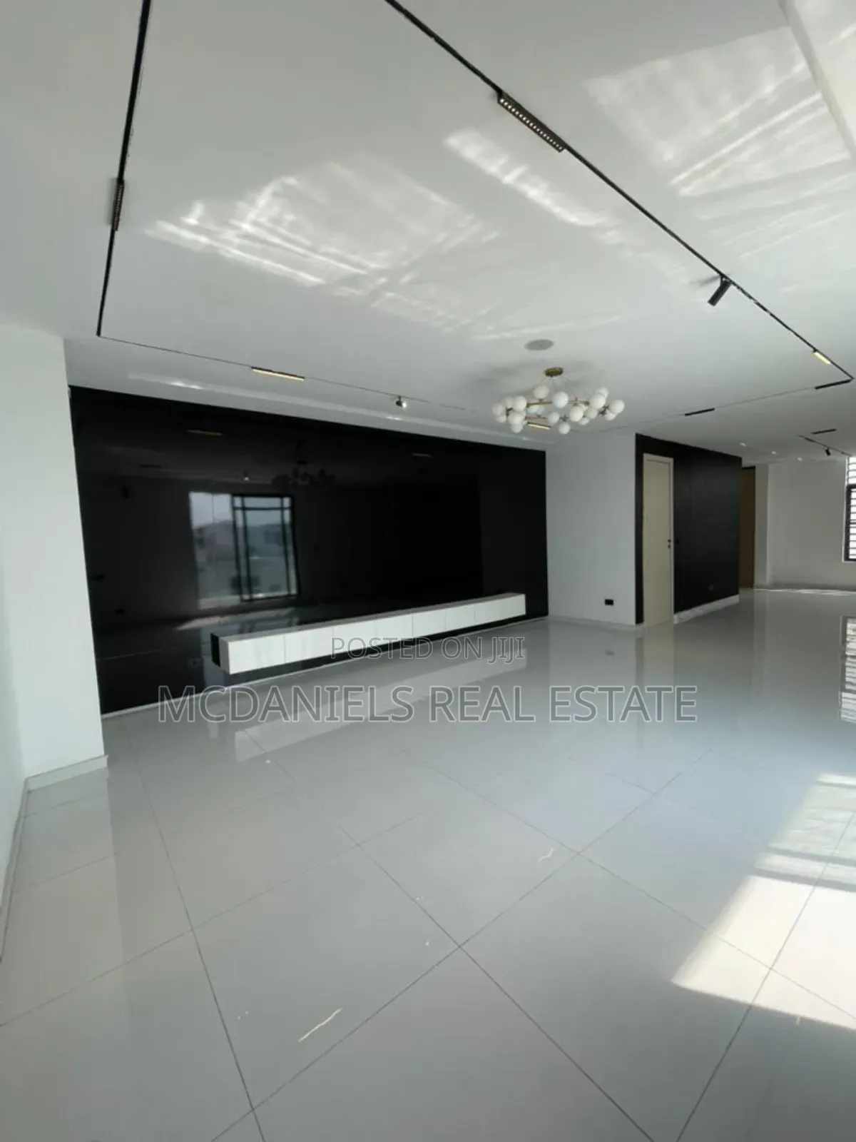 5bdrm Duplex in Chevron for sale