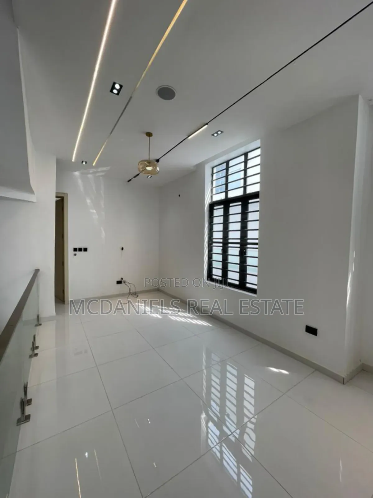 5bdrm Duplex in Chevron for sale