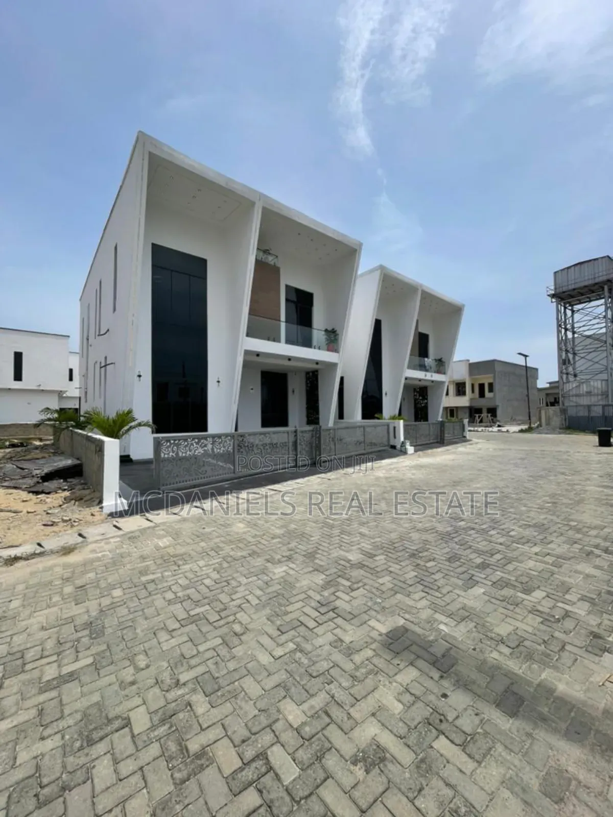 5bdrm Duplex in Chevron for sale