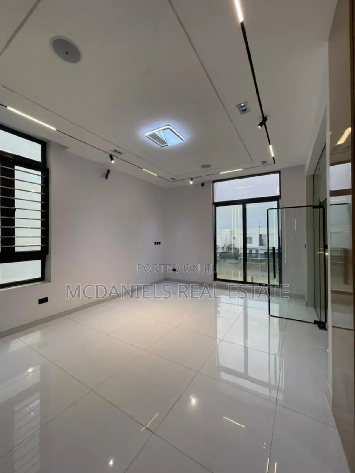 5bdrm Duplex in Chevron for sale