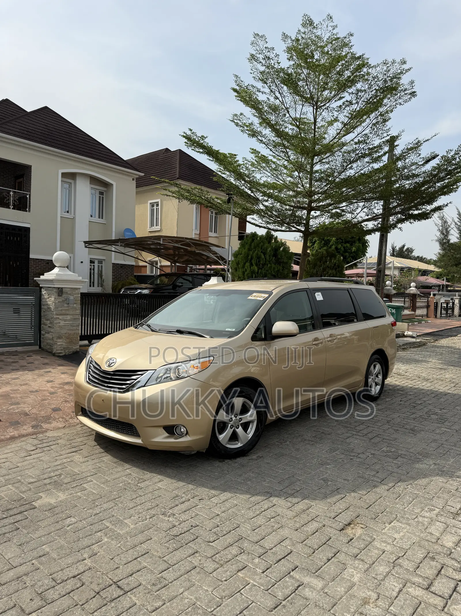 Toyota Sienna LE 8 Passenger 2011 Gold