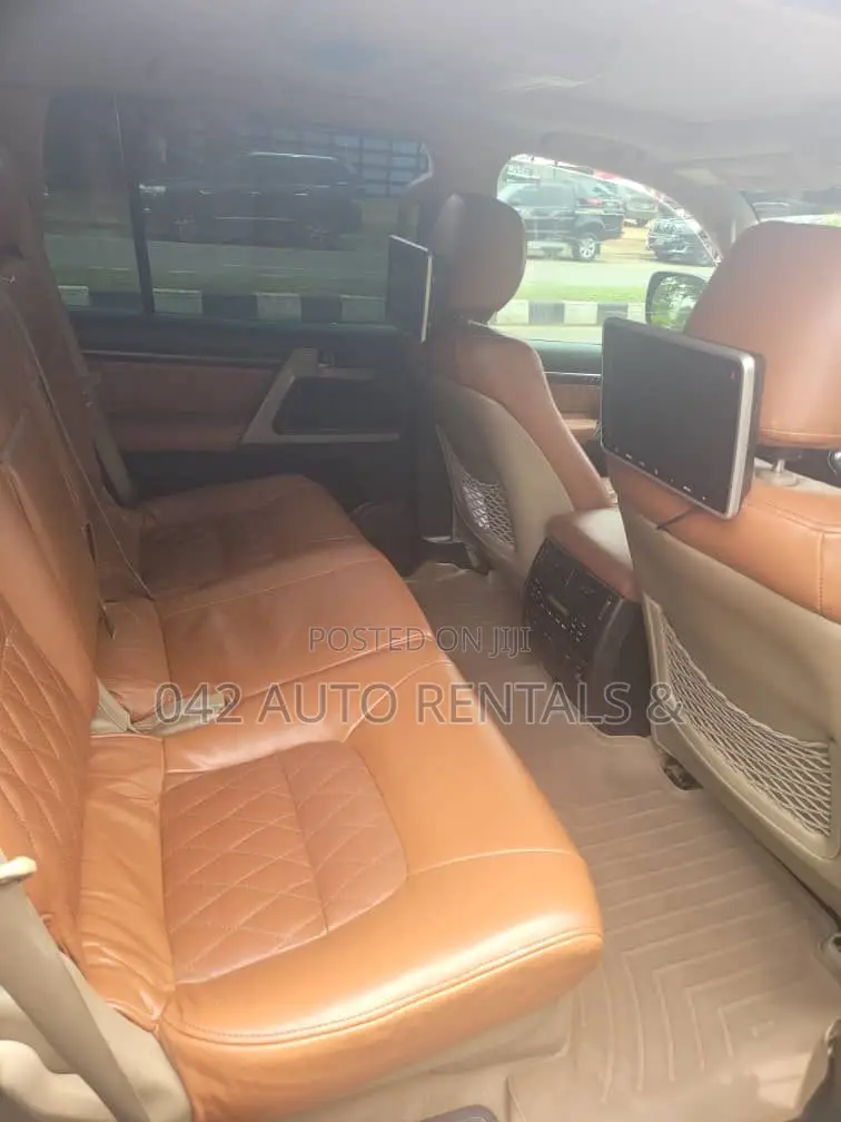 Toyota Land-Cruiser for Hire