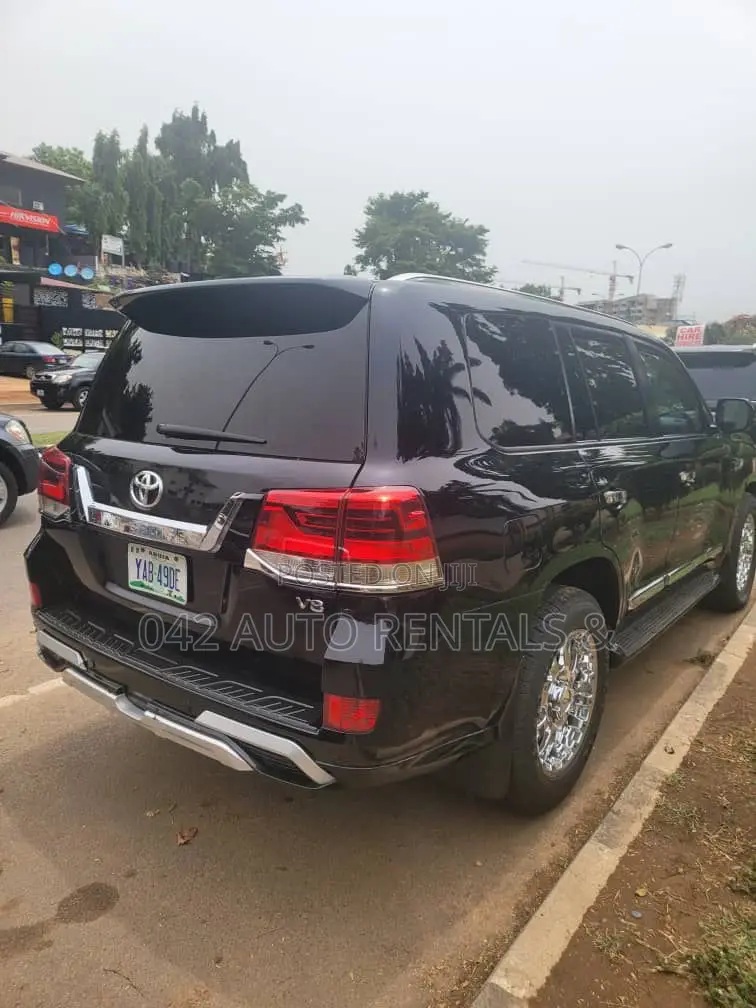 Toyota Land-Cruiser for Hire