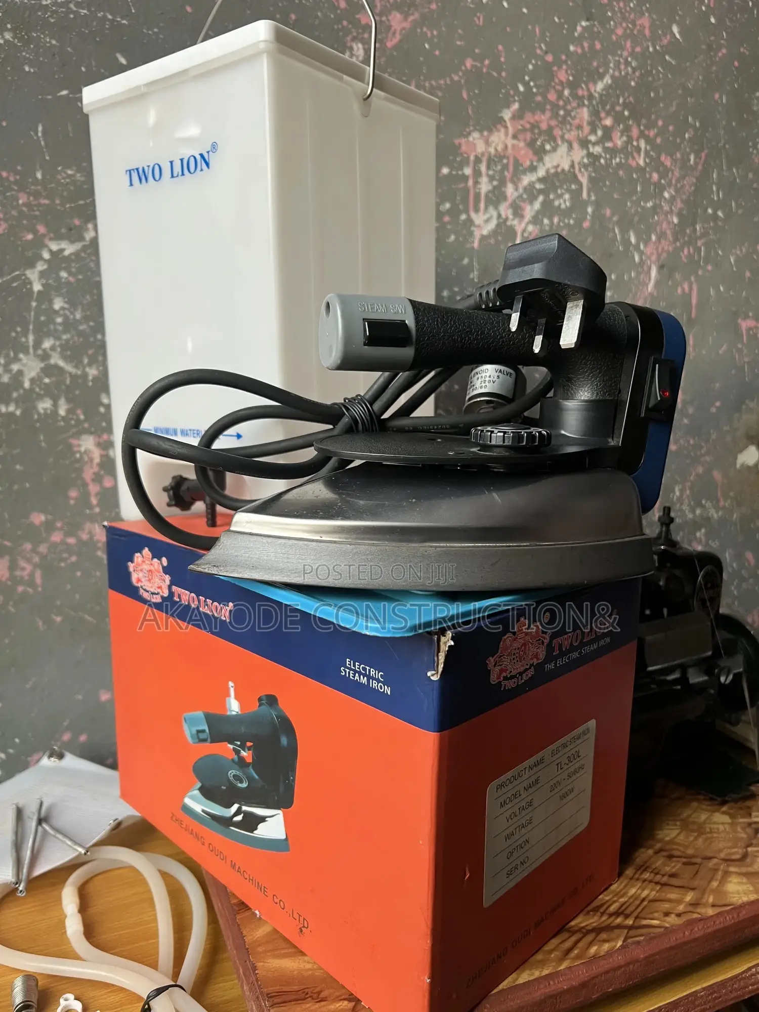 Two Lion Industrial Gravity Iron With Tefron Foot