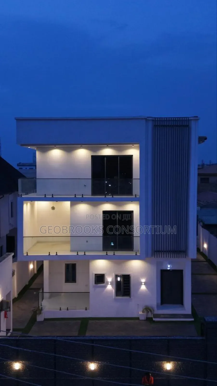 5bdrm Penthouse in Oluyole Estate for sale