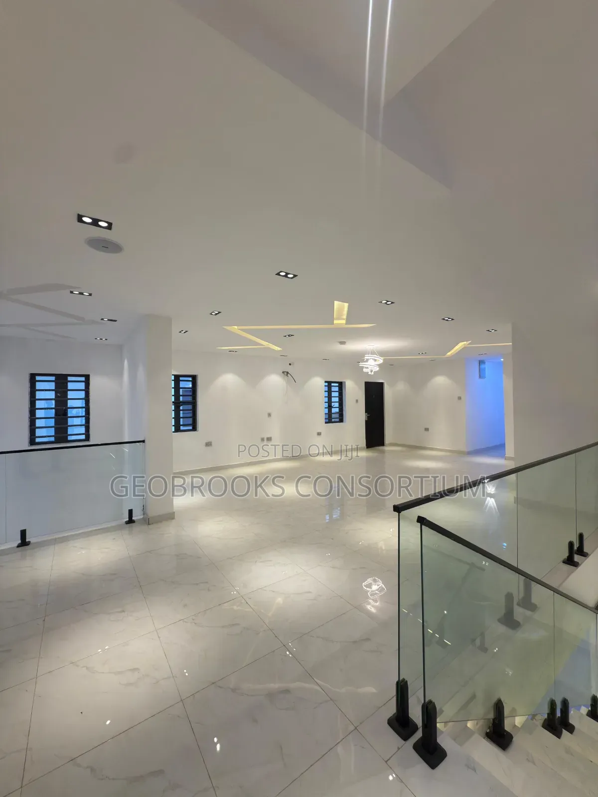 5bdrm Penthouse in Oluyole Estate for sale