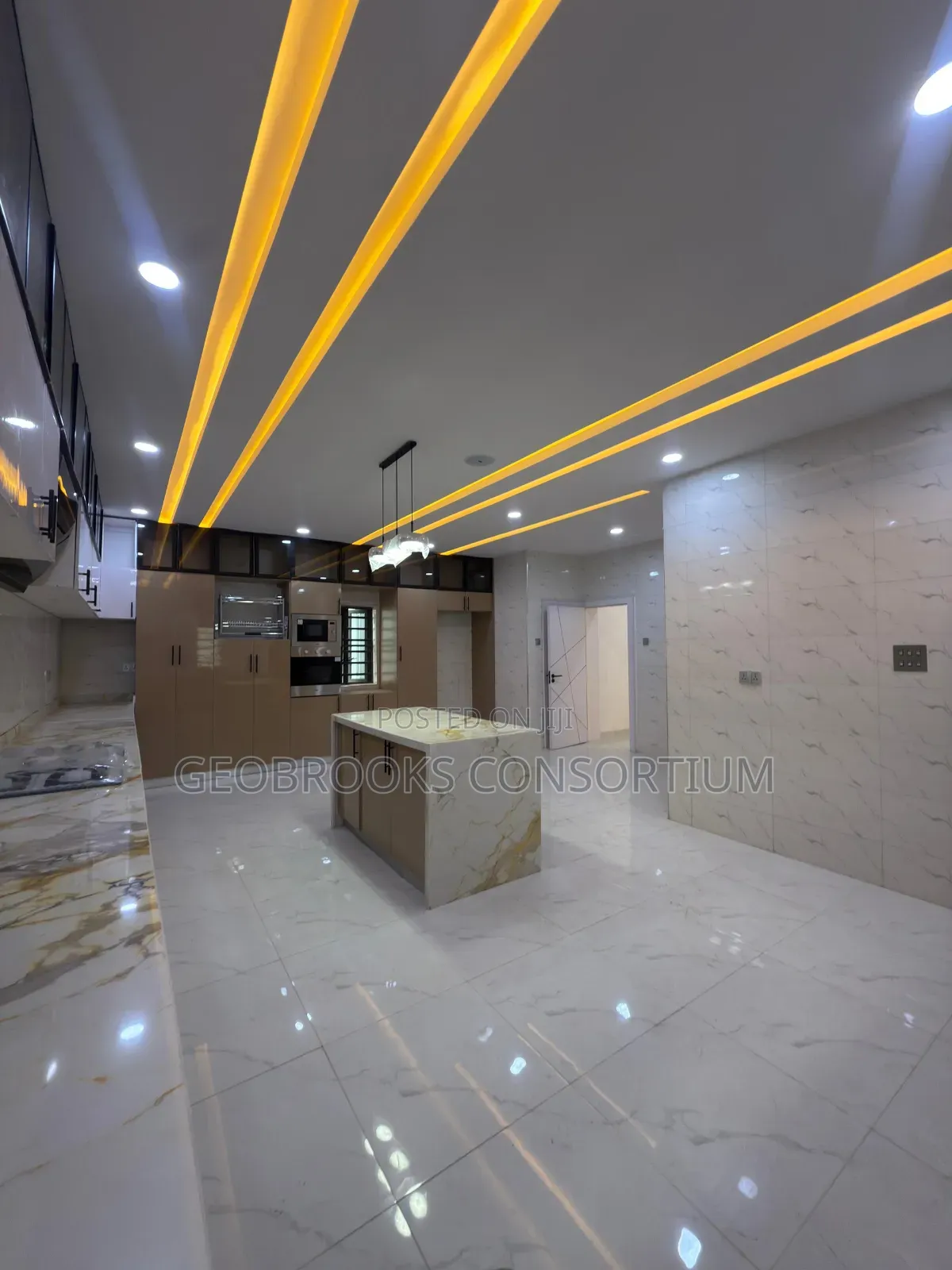 5bdrm Penthouse in Oluyole Estate for sale
