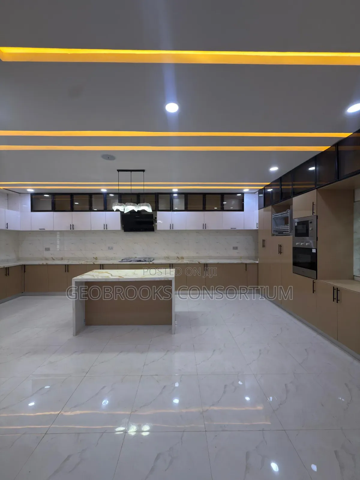 5bdrm Penthouse in Oluyole Estate for sale