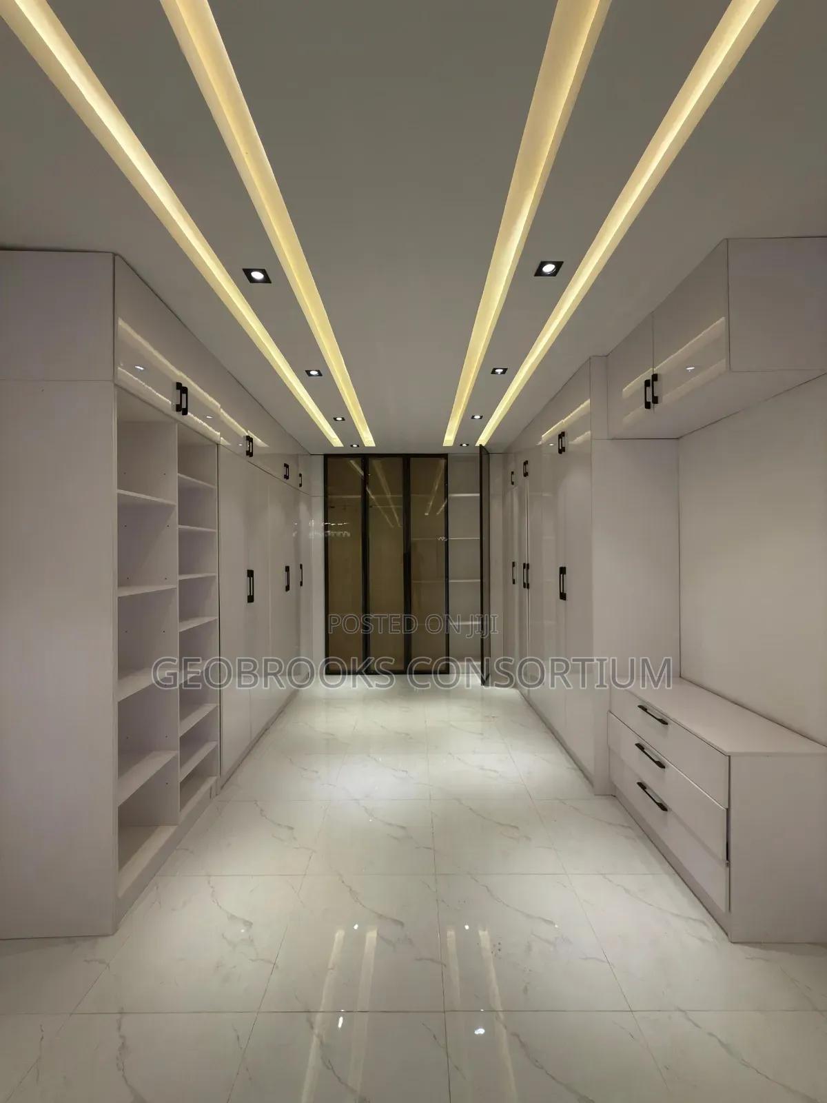 5bdrm Penthouse in Oluyole Estate for sale