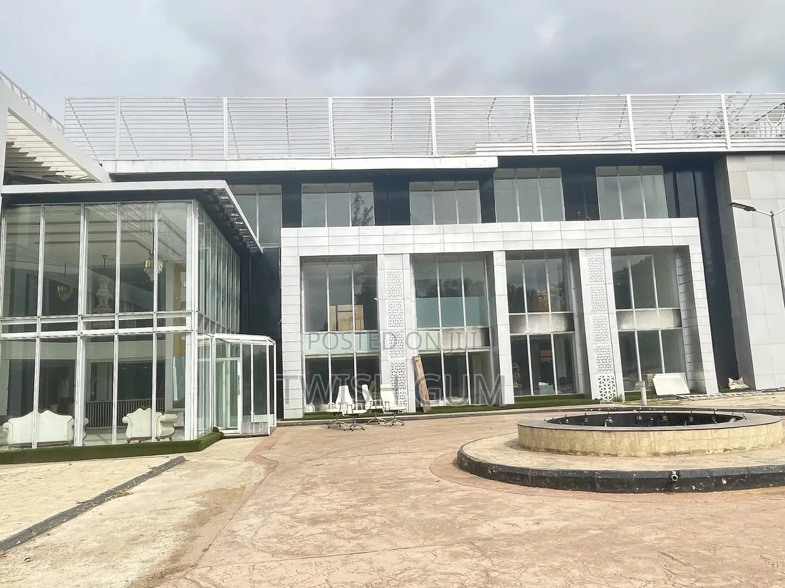 To Let-Office Complex(2500sqm)(6000sqm) Over a Thousand Packing Space.