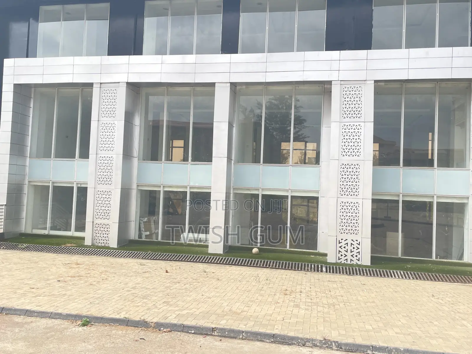 To Let-Office Complex(2500sqm)(6000sqm) Over a Thousand Packing Space.