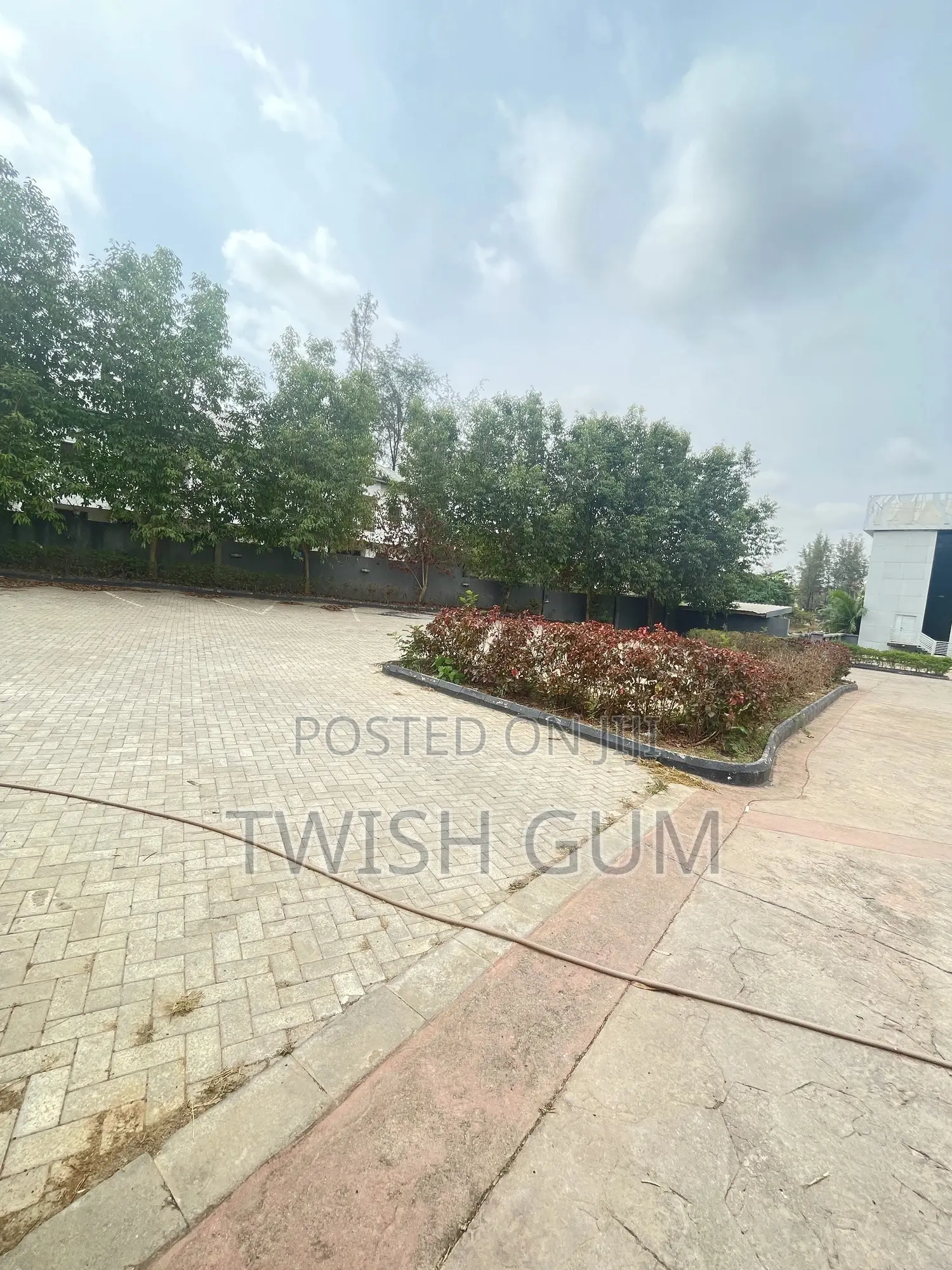 To Let-Office Complex(2500sqm)(6000sqm) Over a Thousand Packing Space.
