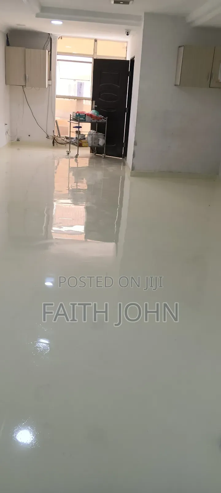 Glossy Glossy Epoxy Flooring Installation