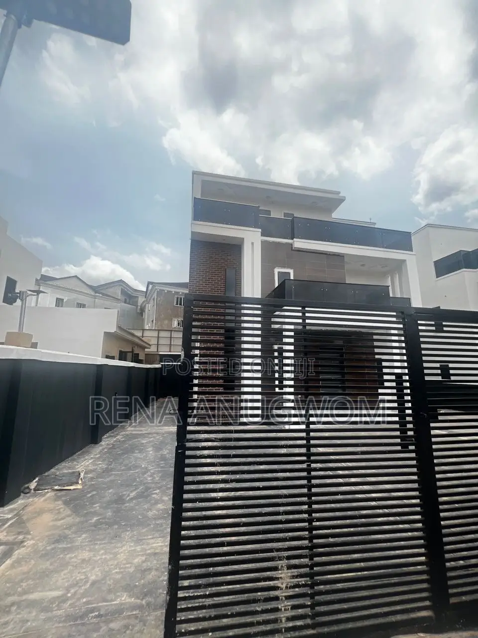 5bdrm Duplex in Mini Estate for sale