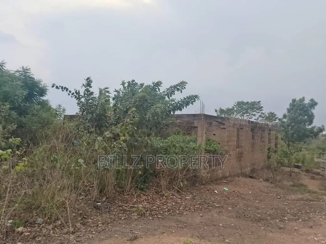 A Complete Full Plot of Land Consists of a 3 Bedrom on a Linted Level