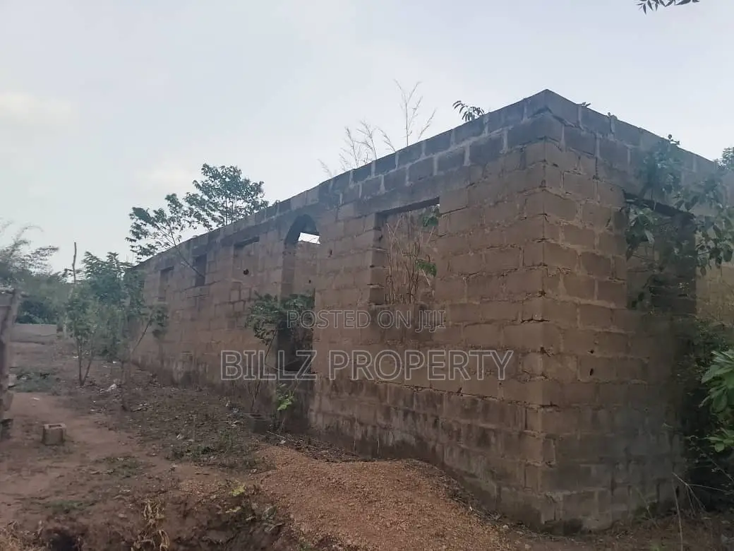 A Complete Full Plot of Land Consists of a 3 Bedrom on a Linted Level
