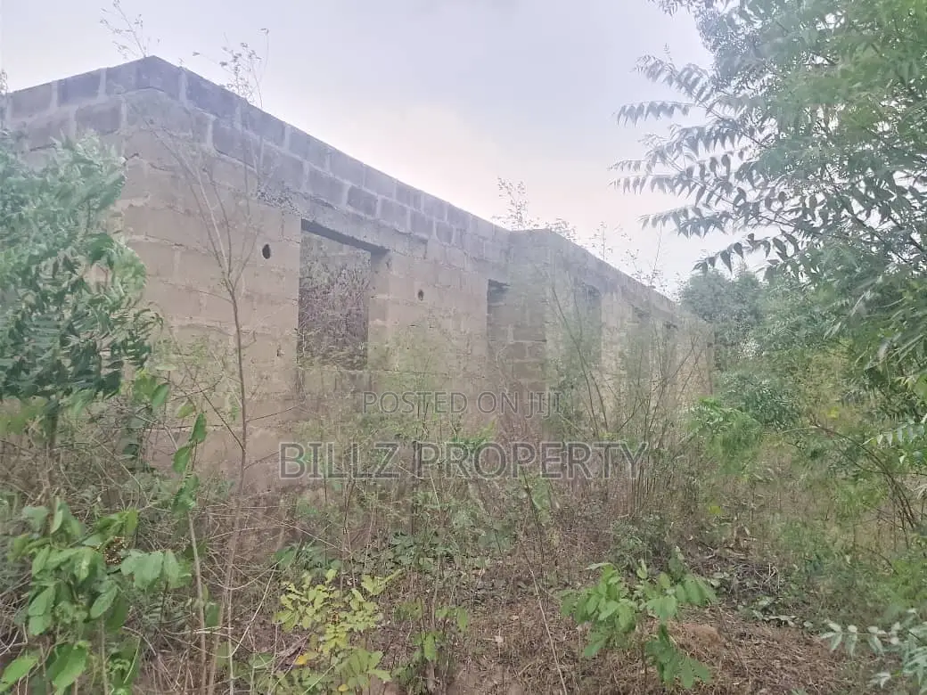 A Complete Full Plot of Land Consists of a 3 Bedrom on a Linted Level