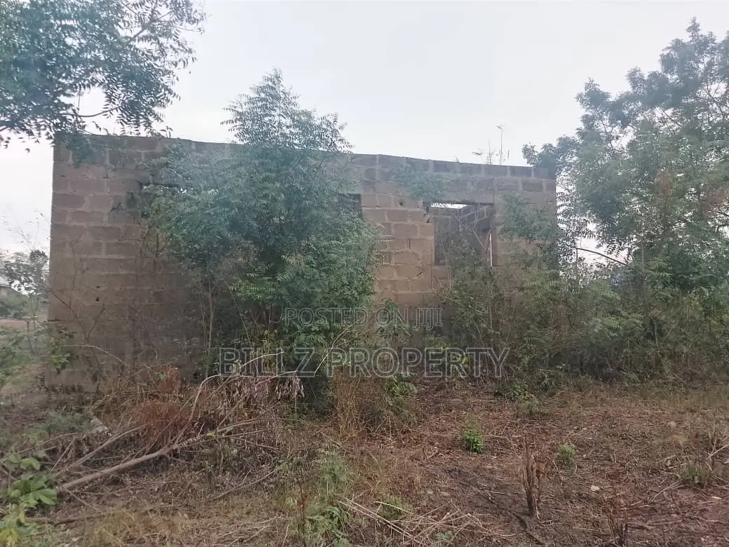 A Complete Full Plot of Land Consists of a 3 Bedrom on a Linted Level