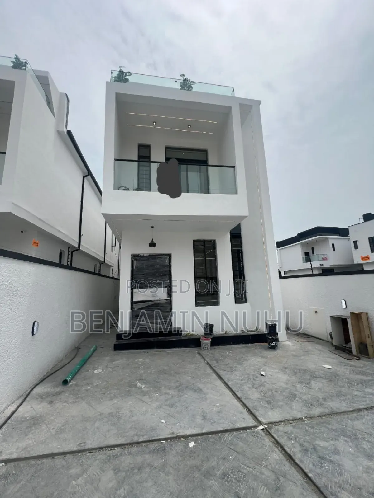 5bdrm Duplex in In A Mini Estate, Off Lekki-Epe Expressway for sale
