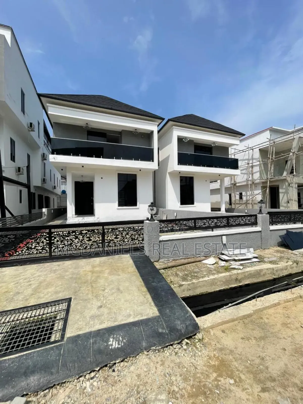 5bdrm Duplex in Ikota for sale