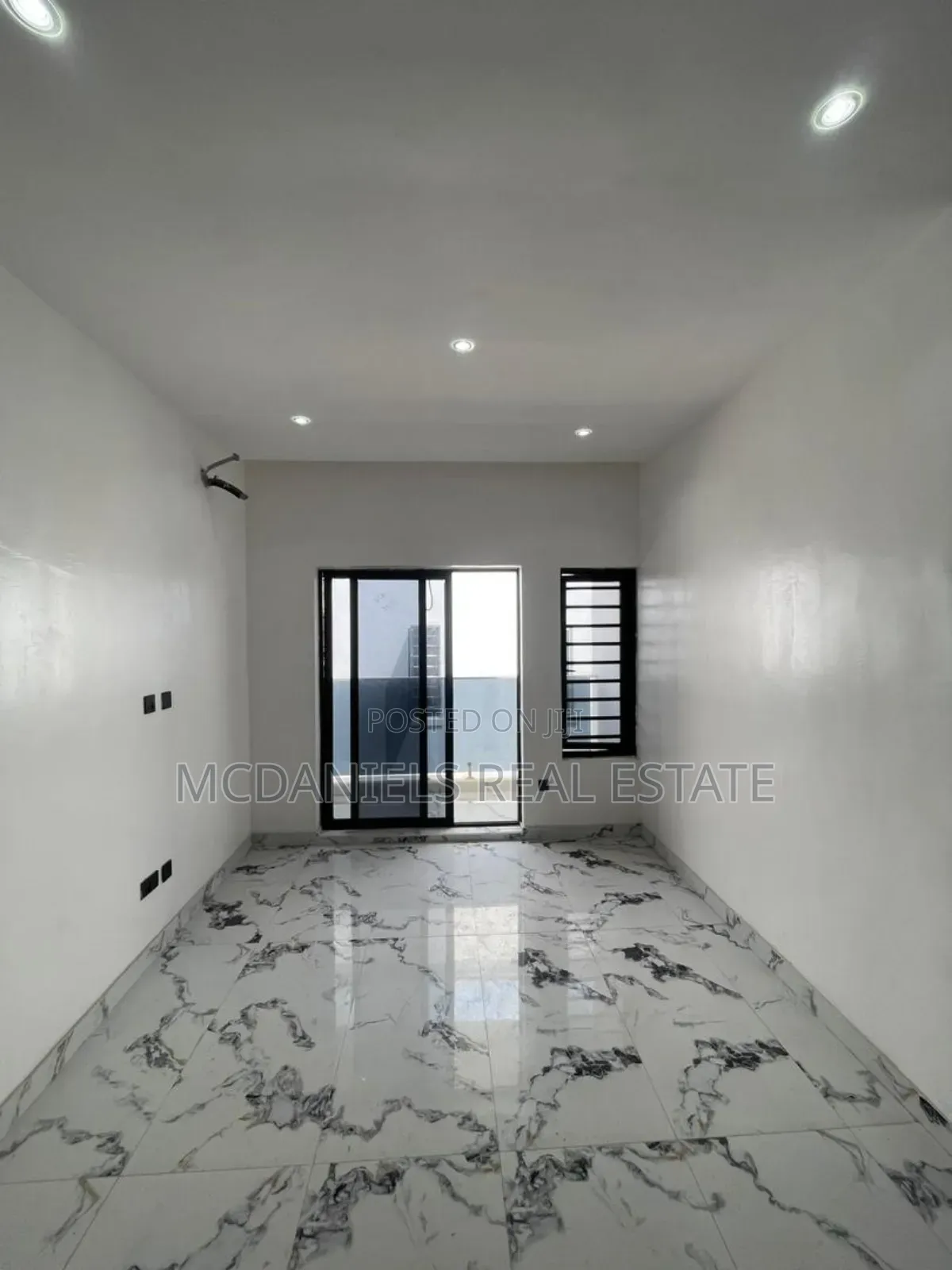 5bdrm Duplex in Ikota for sale