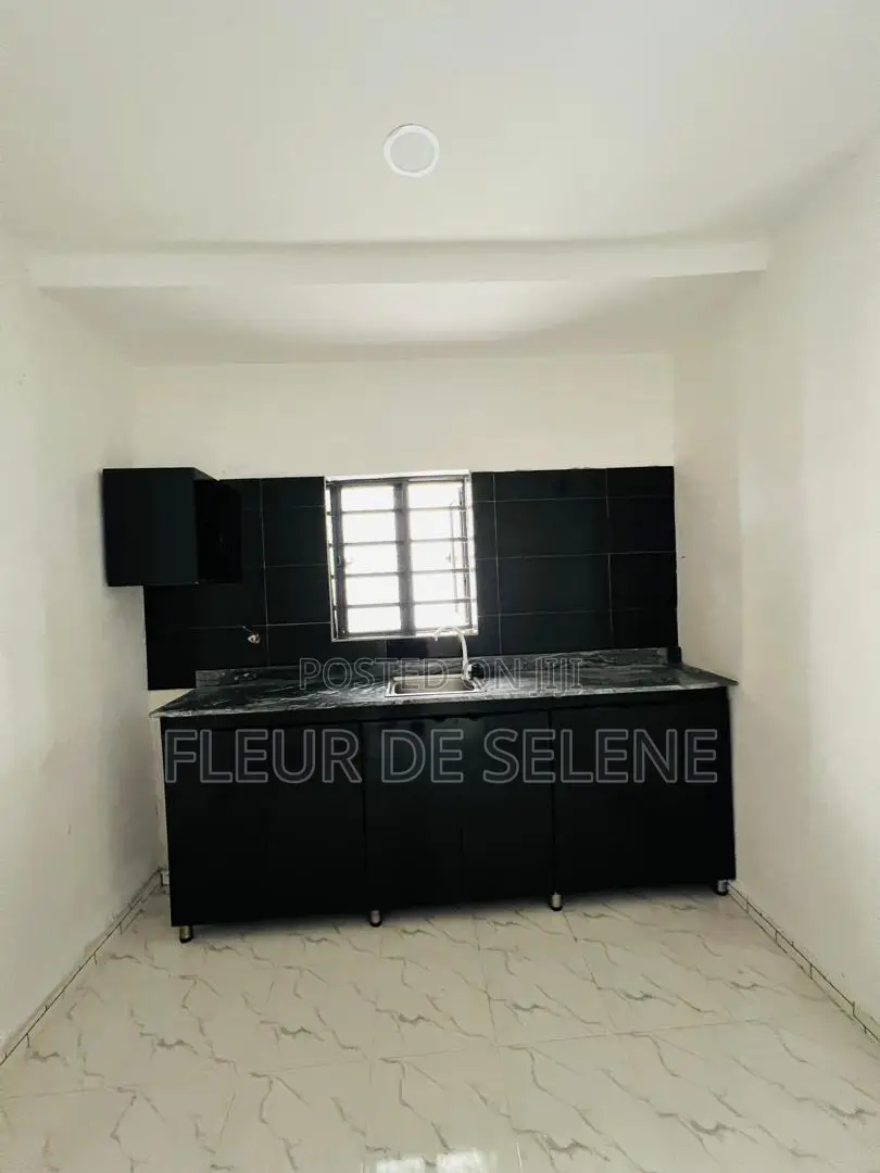 1bdrm Block of Flats in Off Lekki-Epe Expressway for sale