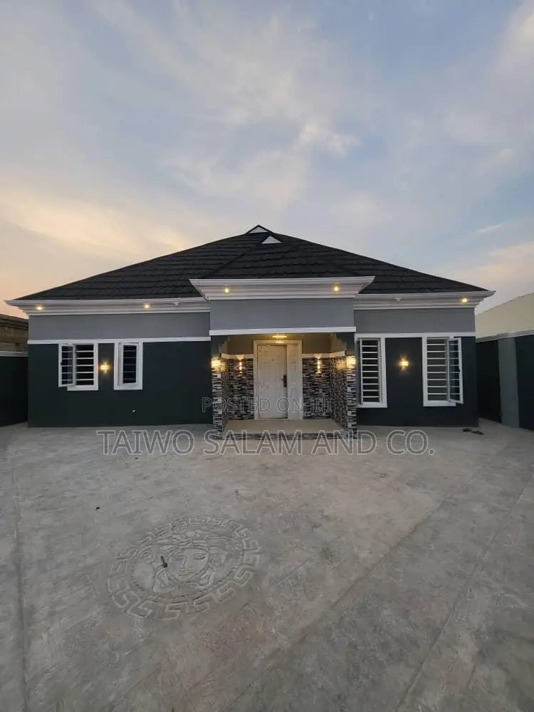 3bdrm Bungalow in Oluyole Estate for sale