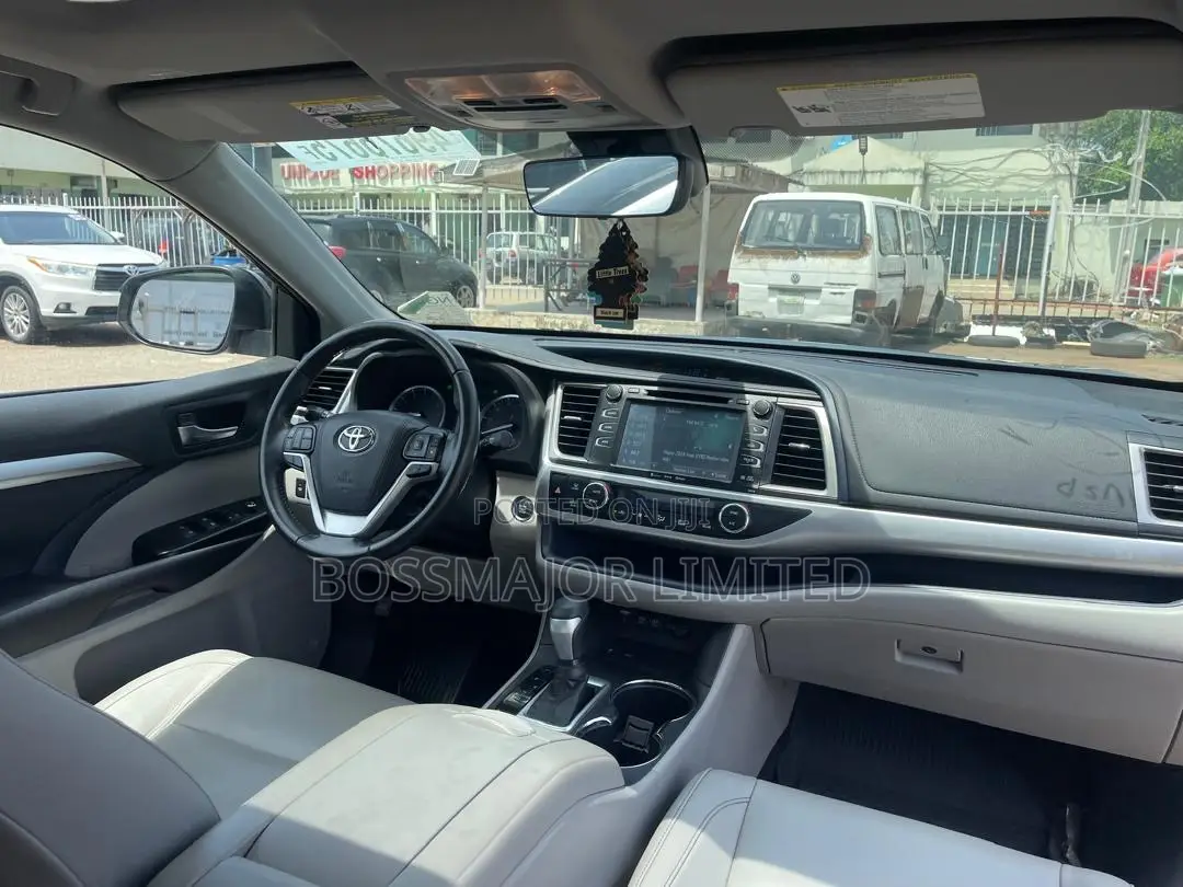 Toyota Highlander XLE 4x2 V6 (3.5L 6cyl 8A) 2018 Black