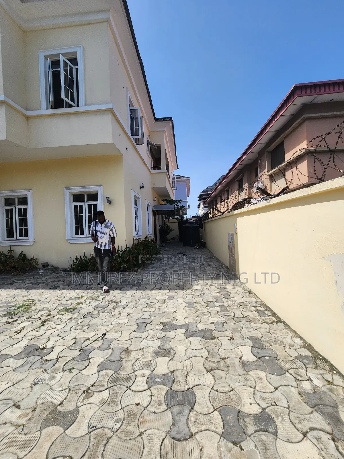 5bdrm Duplex in Chevron for rent