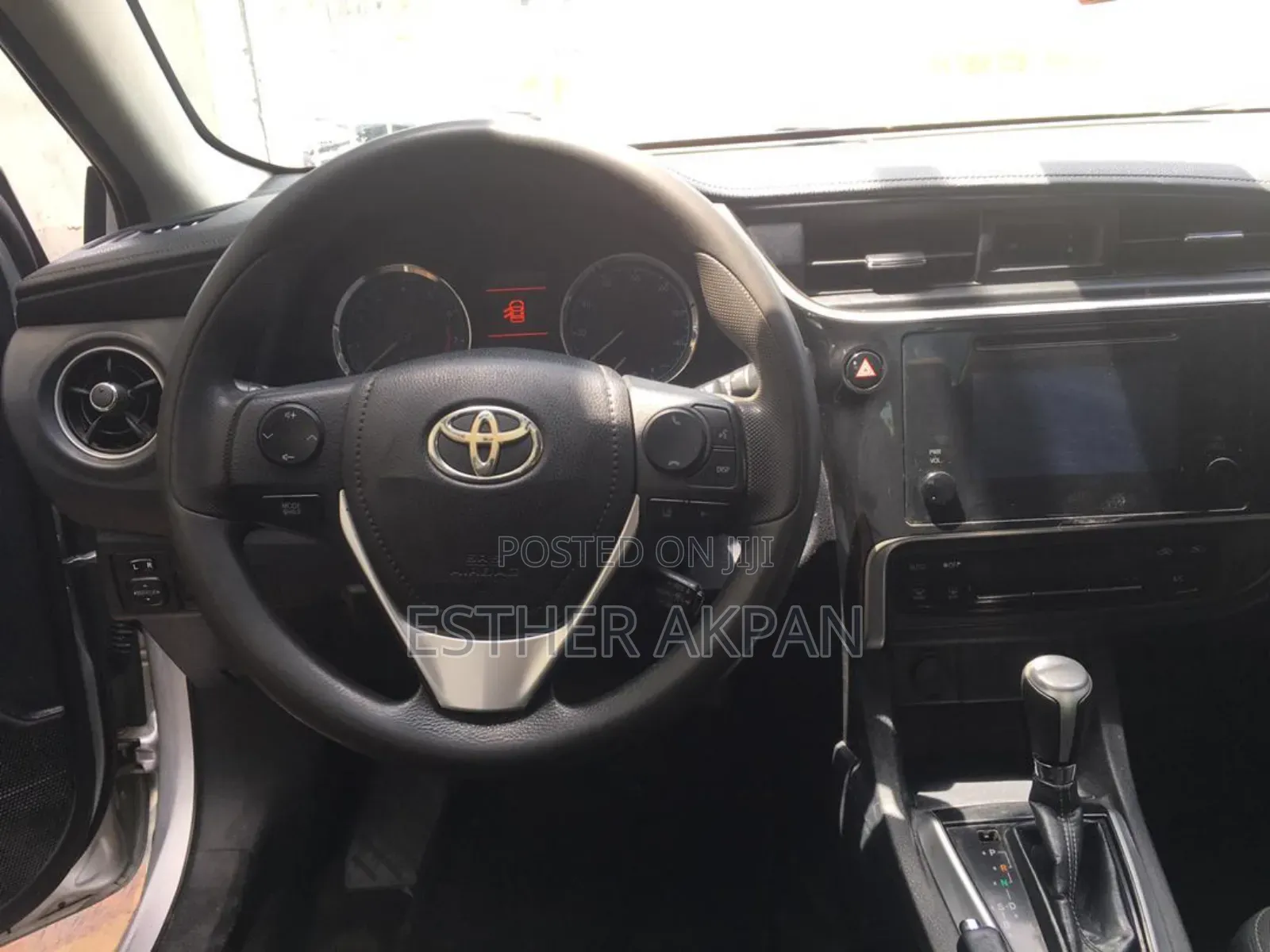 Toyota Corolla LE (1.8L 4cyl 2A) 2018 Silver