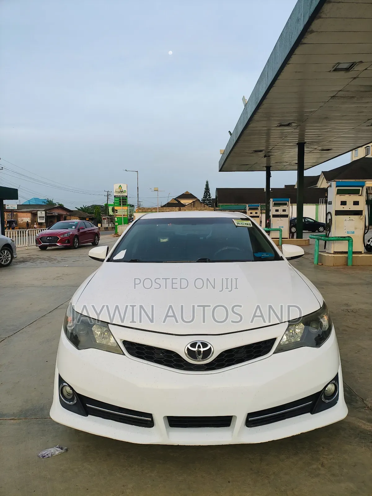 Toyota Camry SE 4dr Sedan w/Prod. End 11/13 (2.5L 4cyl 6A) 2014 White