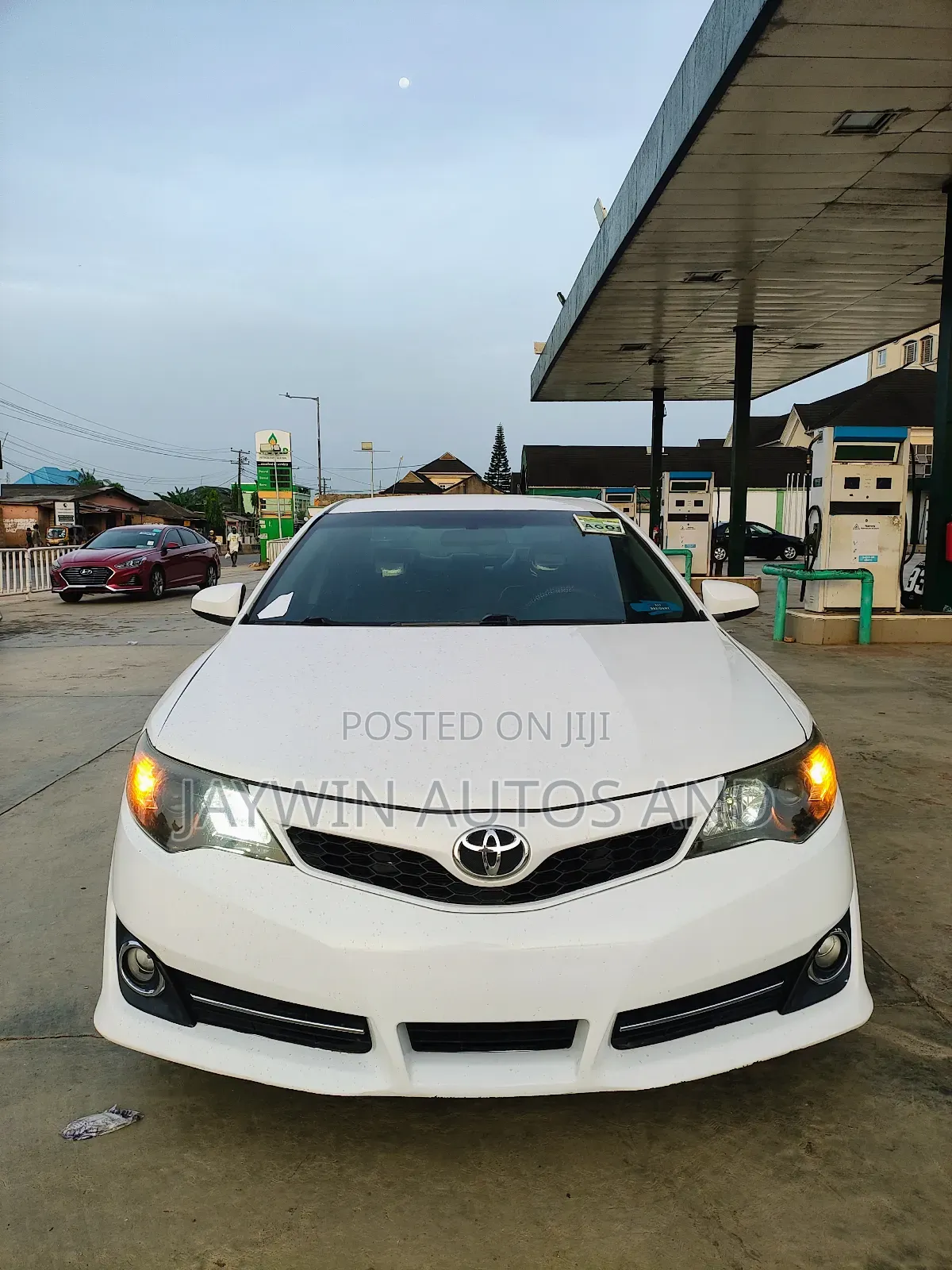 Toyota Camry SE 4dr Sedan w/Prod. End 11/13 (2.5L 4cyl 6A) 2014 White