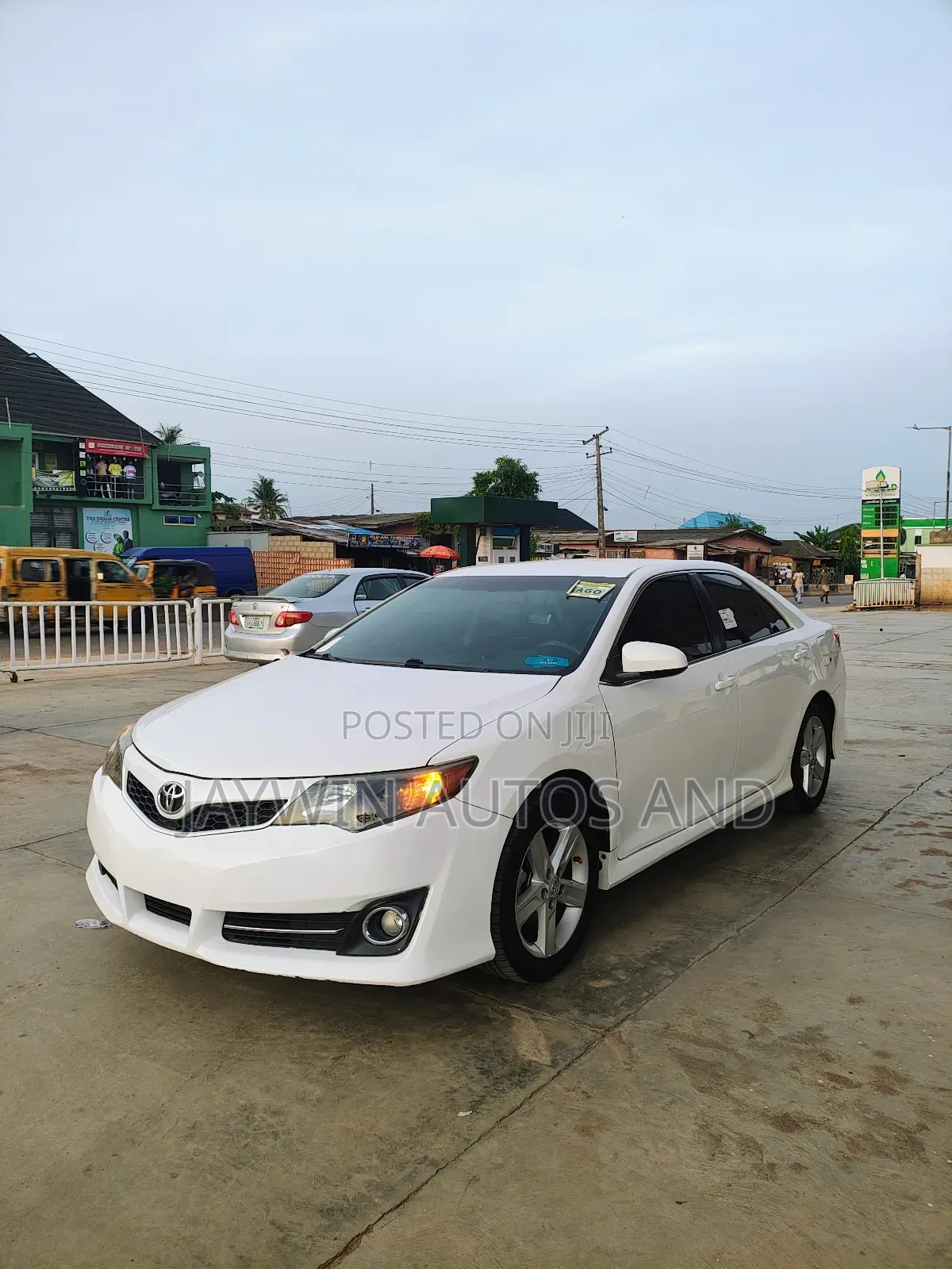 Toyota Camry SE 4dr Sedan w/Prod. End 11/13 (2.5L 4cyl 6A) 2014 White
