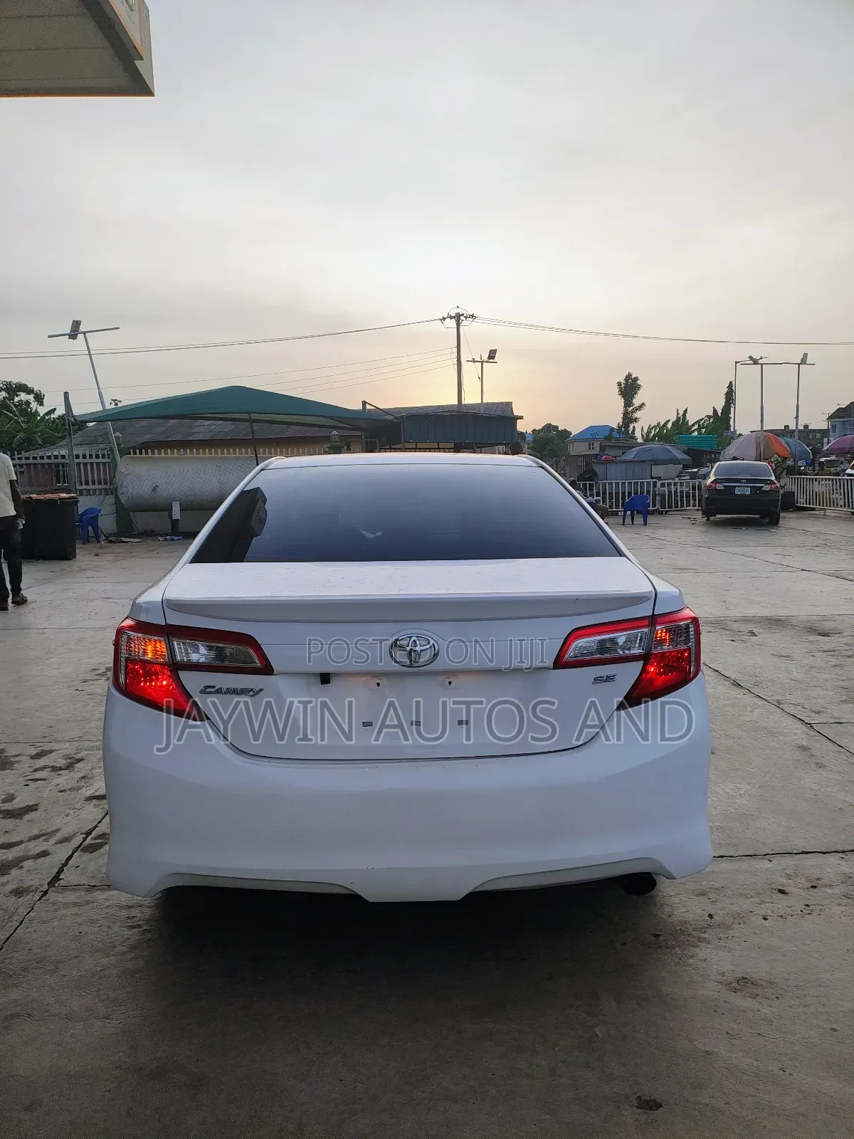 Toyota Camry SE 4dr Sedan w/Prod. End 11/13 (2.5L 4cyl 6A) 2014 White