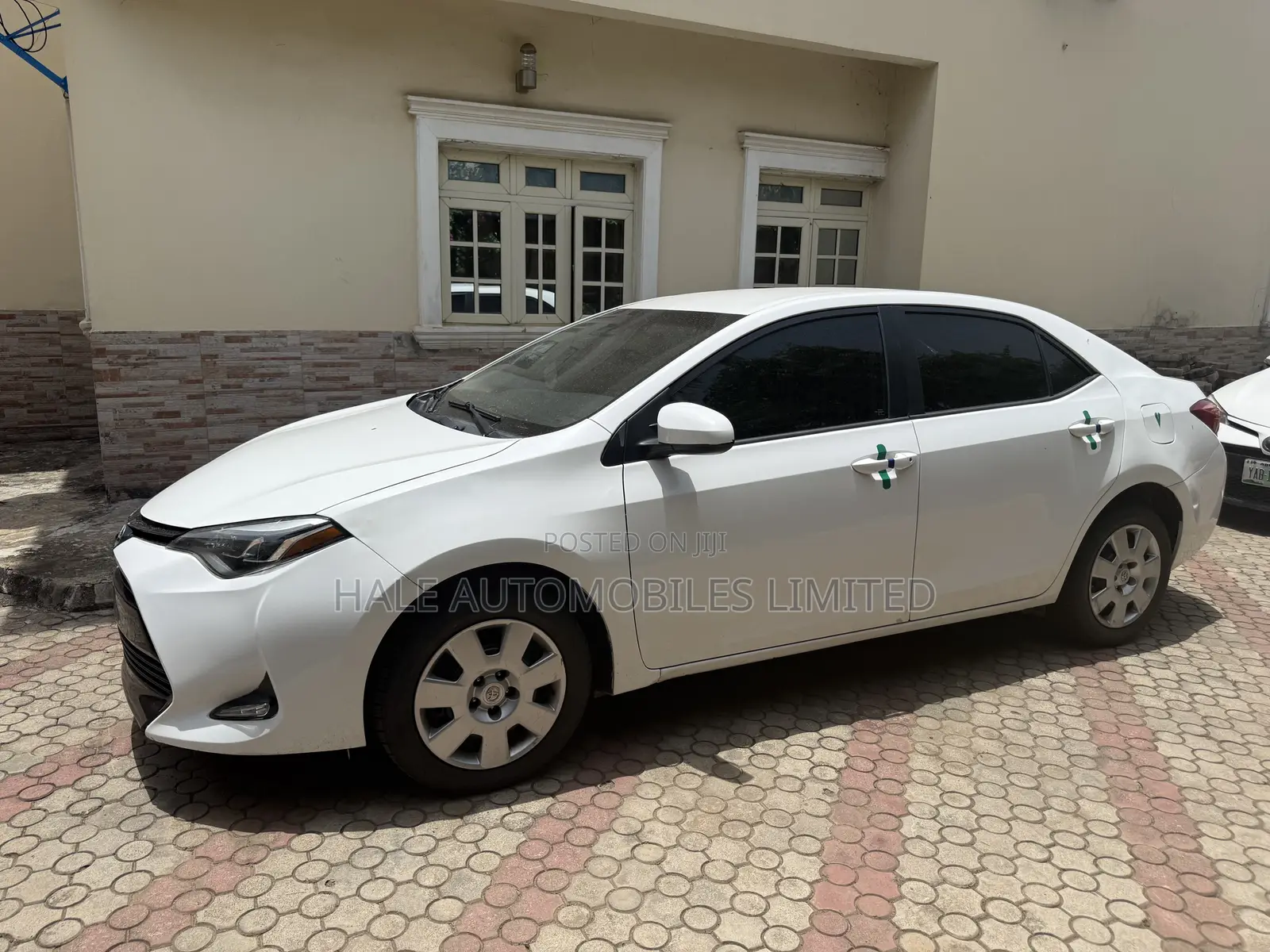 Toyota Corolla LE 4dr Sedan (1.8L 4cyl CVT) 2017 White