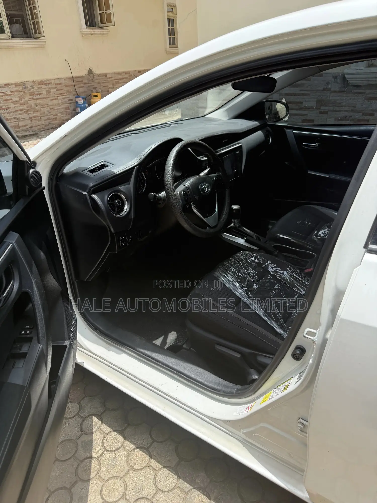 Toyota Corolla LE 4dr Sedan (1.8L 4cyl CVT) 2017 White