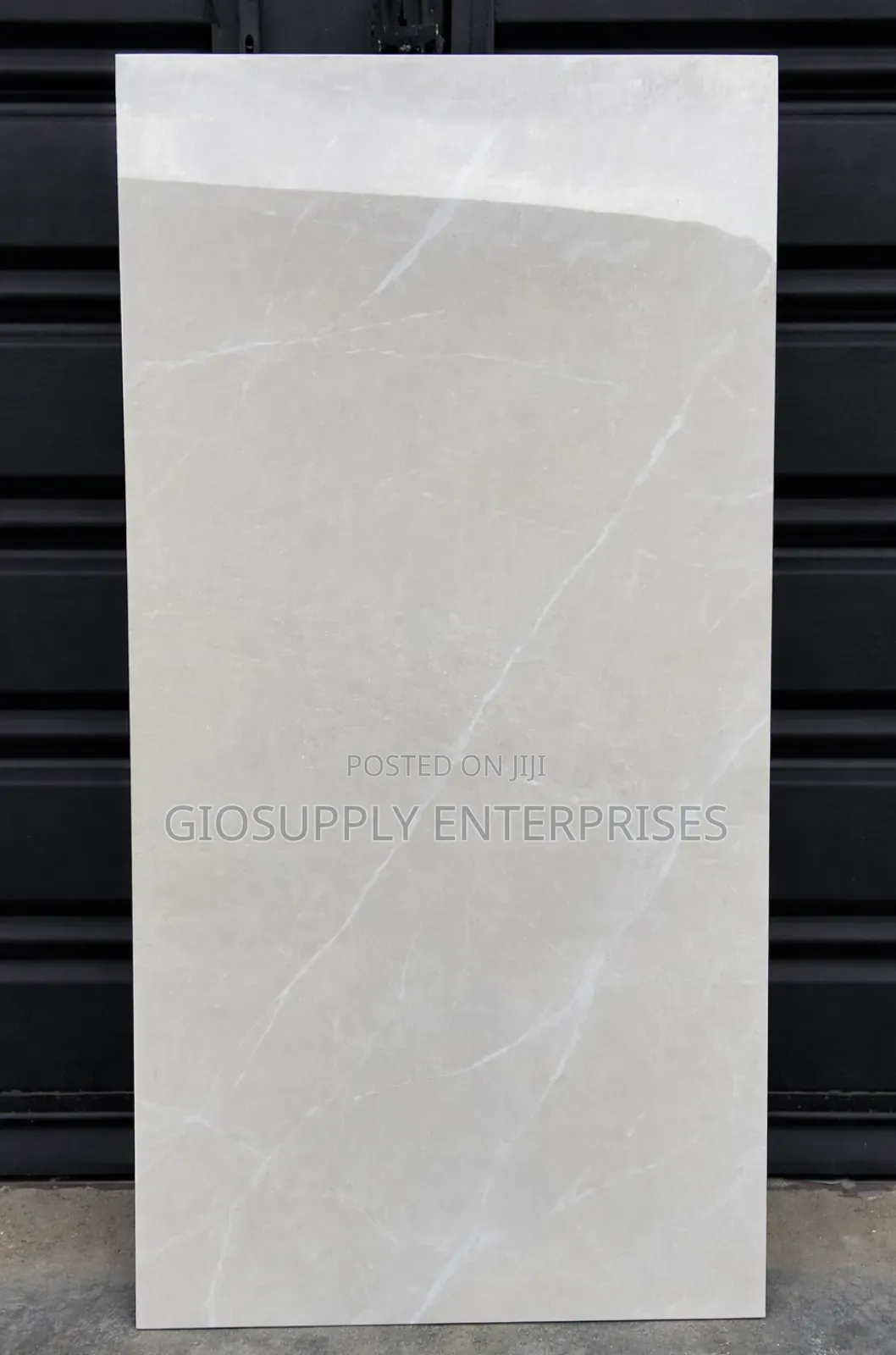 Large-Format Porcelain Wall and Floor Tiles With White Vein